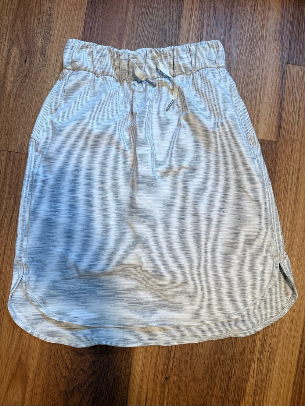 Lululemon on the fly Drawstring Light Heather Gray Skirt size 2